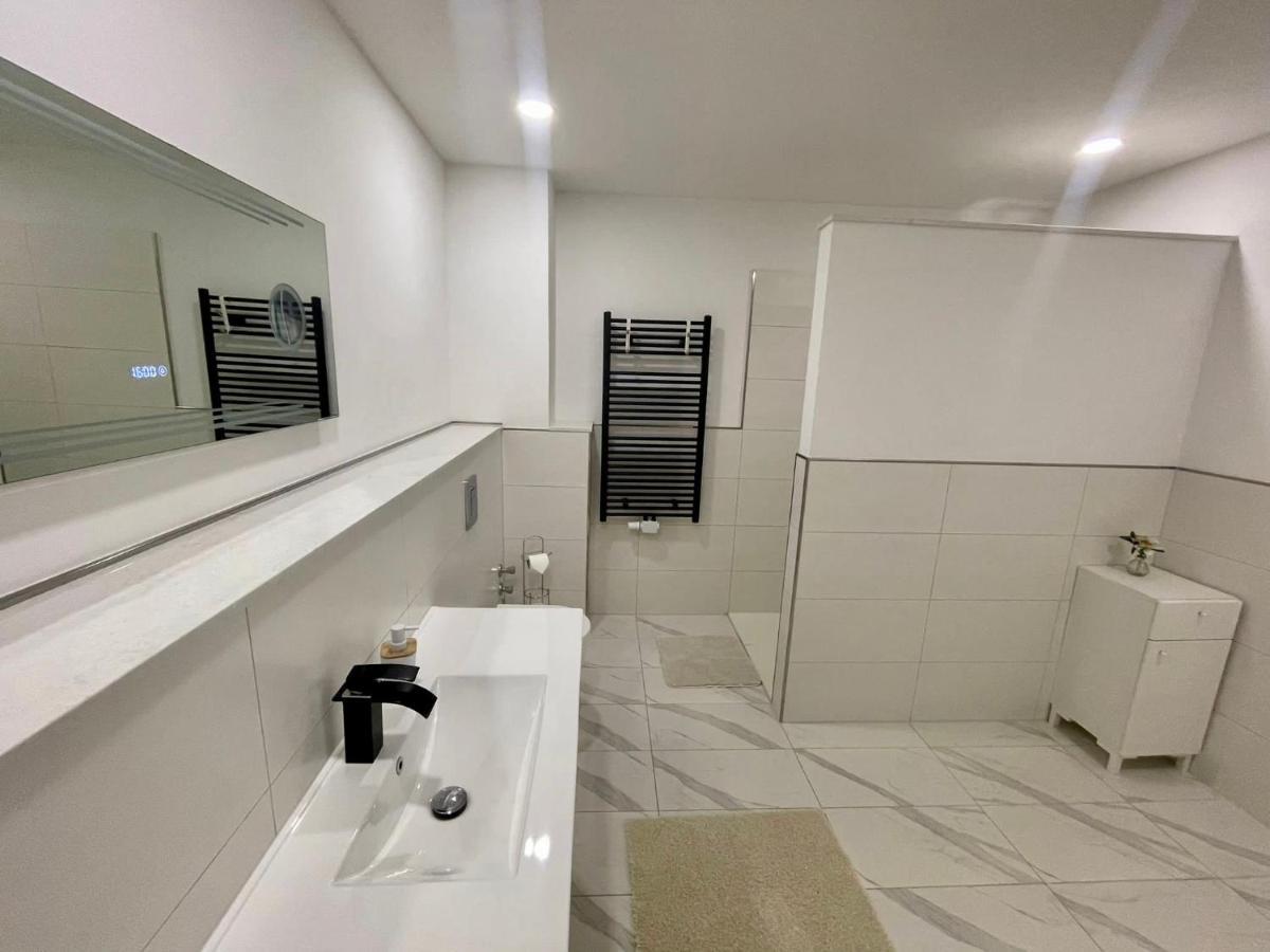 Easystay#4 Home Cinema Ferienwohnung In Kliniknaehe Mit Balkon, Boxspringbett & Netflix Бад-Ейнгаузен Екстер'єр фото